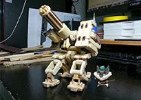 100%木制!巧手玩家打造可变形堡垒模型