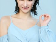 Miss穿吊带装手势引网友围观 原来LOL大小姐也是老司机?