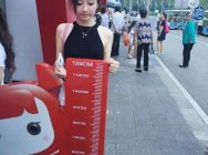 LOL冯提莫发1张照片 身高不再是谜?网友:腿长1米2