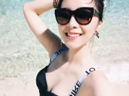 LOL余霜晒性感泳装照 管泽元一句话直击小姐姐痛处